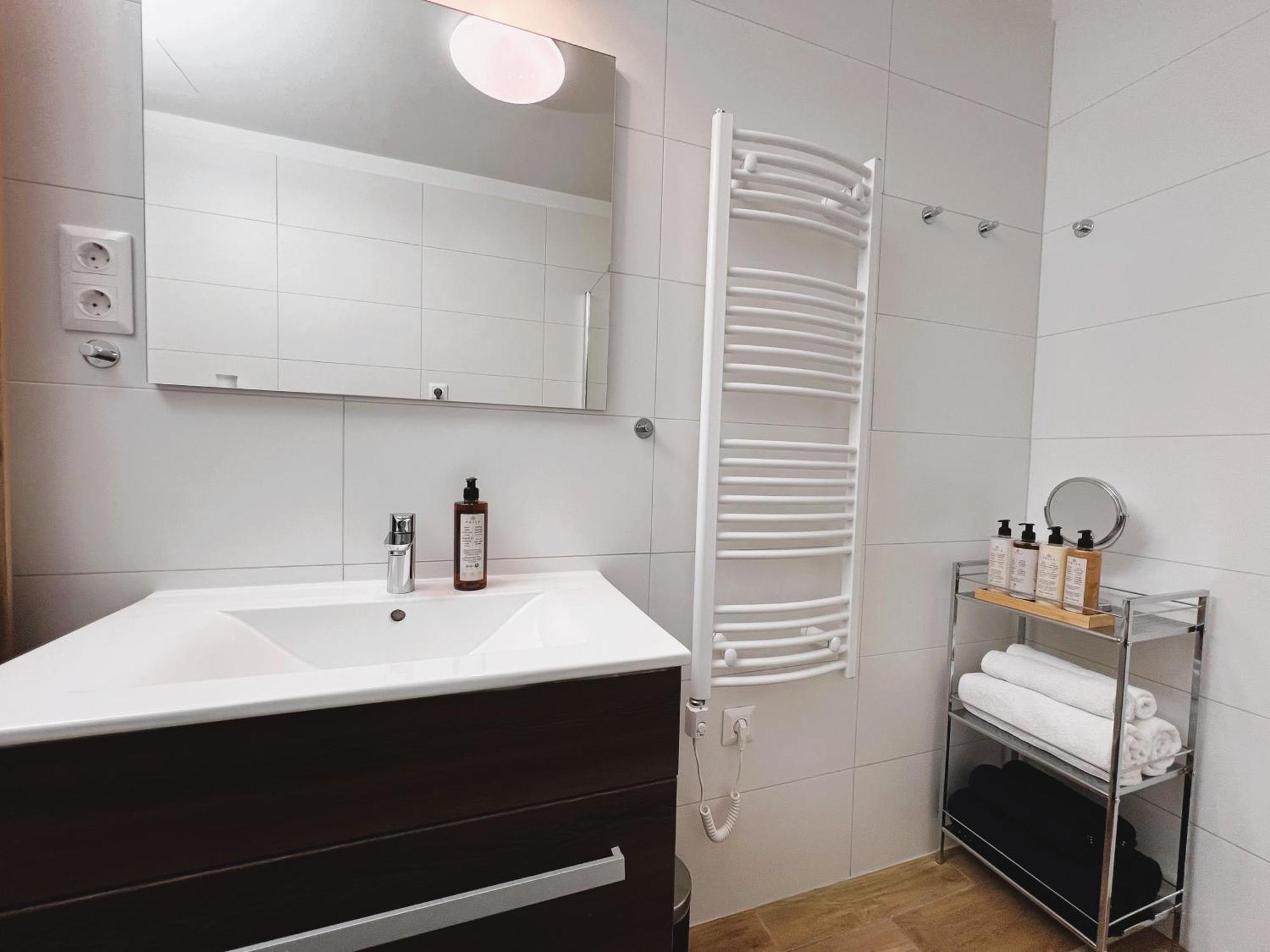 Luxe Central Studio With Pool, Parking & Ac Budapeszt Zewnętrze zdjęcie