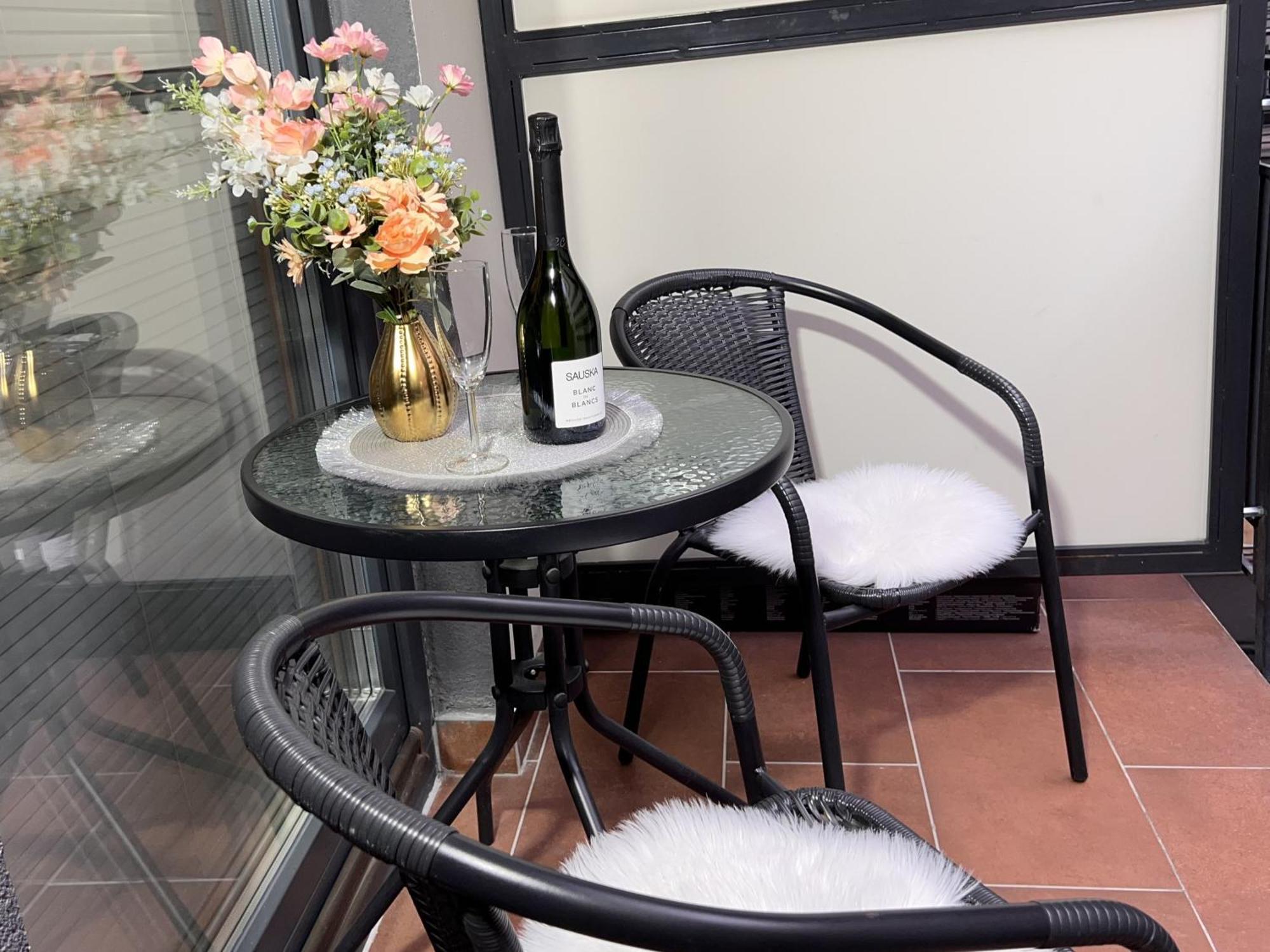 Luxe Central Studio With Pool, Parking & Ac Budapeszt Zewnętrze zdjęcie