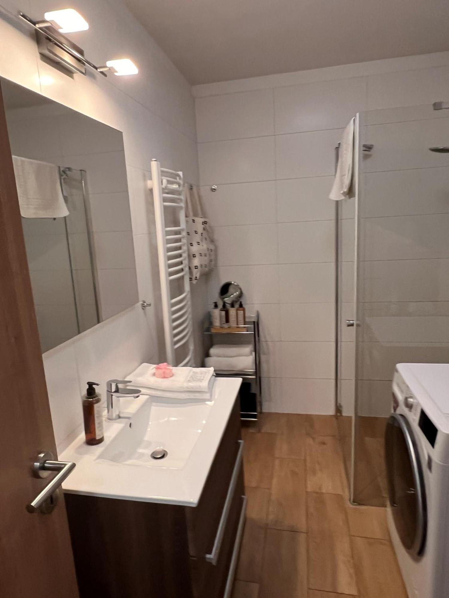 Luxe Central Studio With Pool, Parking & Ac Budapeszt Zewnętrze zdjęcie